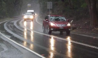 下雨开车开什么灯 下雨天到底要开什么灯才是正确的做法