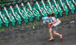 下雨的心情的经典句子 适合雨天发的说说