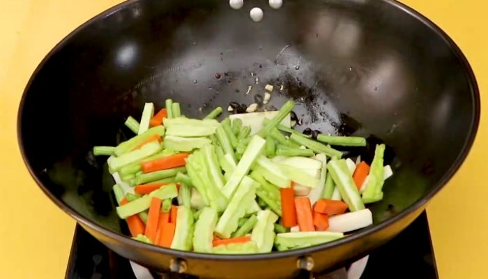 茄子豆角苦瓜怎么炒 茄子豆角苦瓜的做法