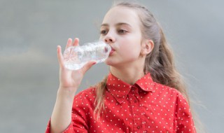 水杯忘在轿车里面没锁门还能喝吗