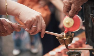 春节给已故老人摆什么（春节给已故老人摆什么花）