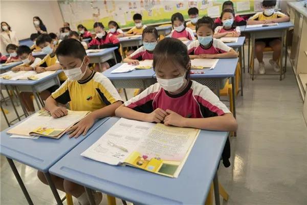 惊爆！香港学校不再用普通话授课，改用英语，看看家长们怎么说！