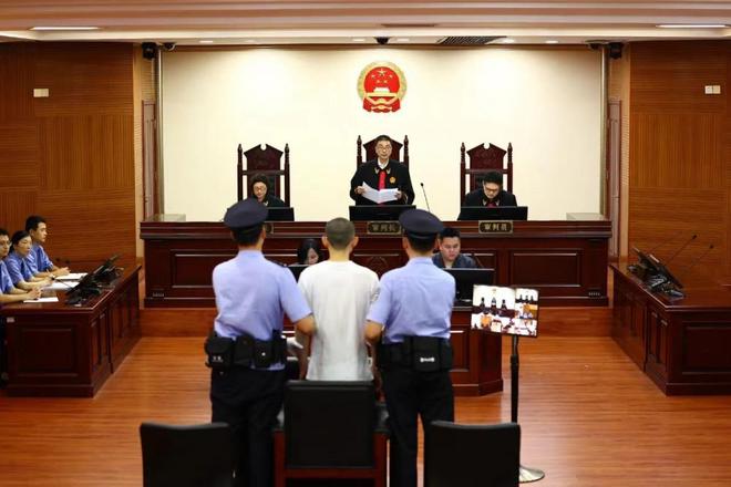 吴谢宇弑母案二审维持死刑判决，旁听人员：他听到判决后人很呆，没说一句话