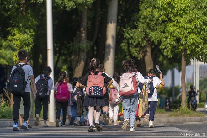 学生打数十个电话举报学校假期补课，录音曝光，家长们炸了锅