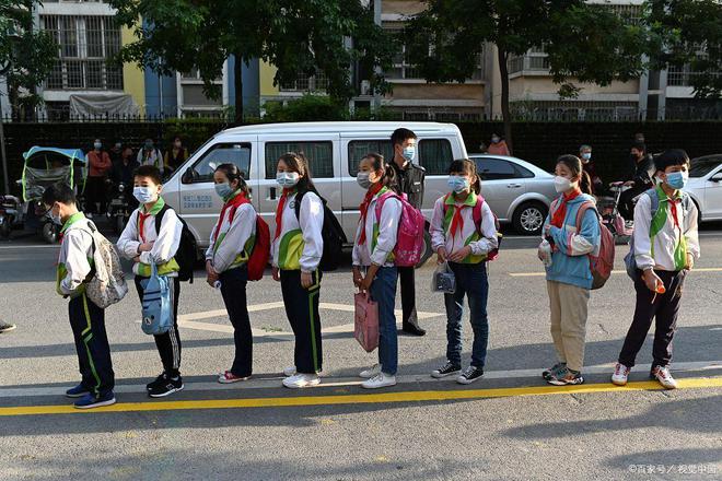 中小学生迎来“好消息”，到校时间将有所调整，8点到校将成历史