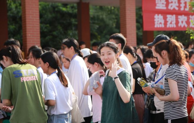 因男老师颜值太高，家长担心女生课堂犯花痴，家长无奈考虑换班