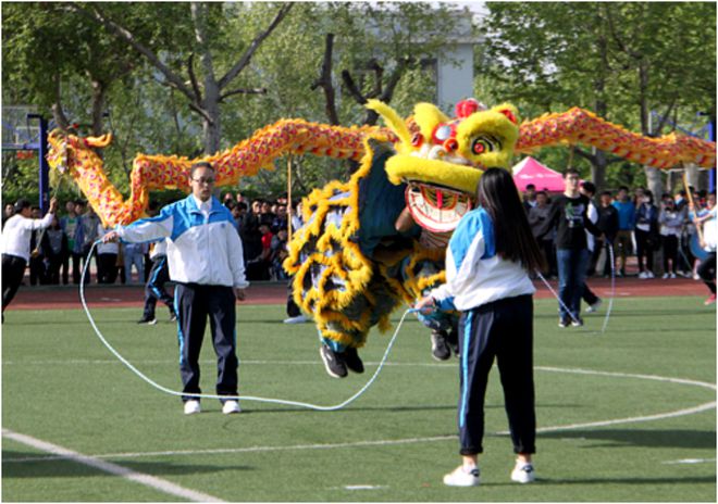 “照顾一下穷人吧”！中学一场运动会花5000元，家长直呼承担不起