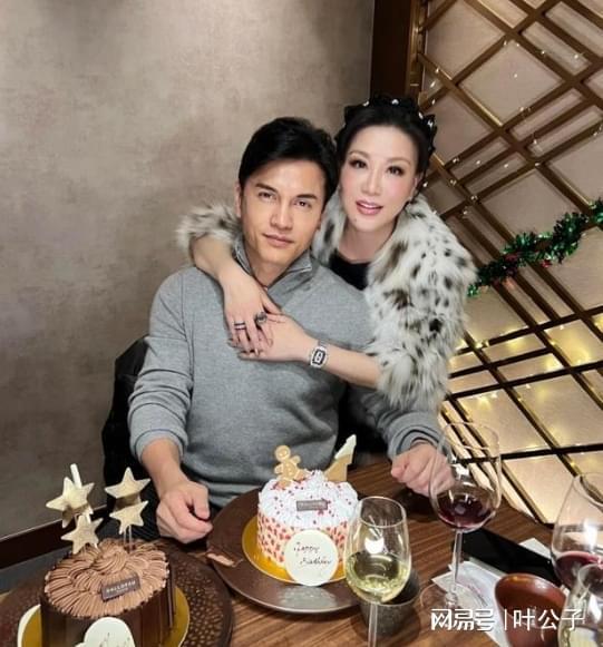 吕良伟富婆妻子办聚会！美貌不输闺蜜关之琳，向太戴巨型钻戒闪爆