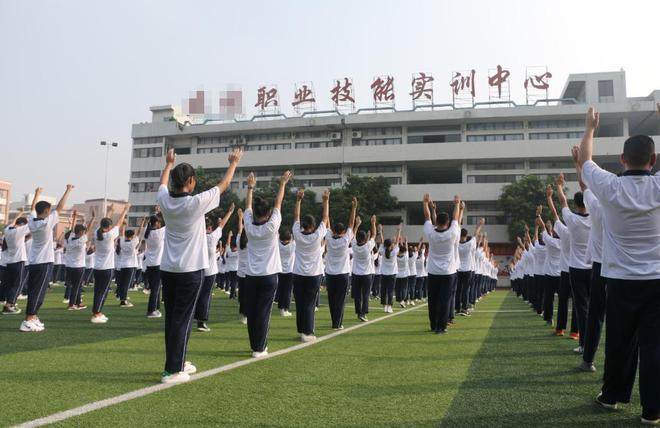 中职学校的学生现状：上课睡觉下课抽烟，老师能过一天是一天