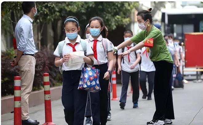 母亲花一天时间“包书角”，自我感动式的教育方式，属实太窒息了