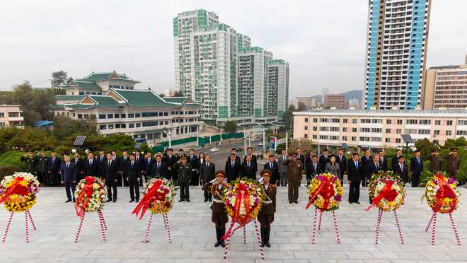 纪念志愿军抗美援朝出国作战73周年活动在平壤友谊塔举行