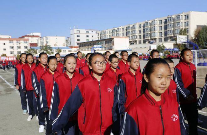 校服成了底层家庭的负担，家长开始抵制，不想整齐地被“割韭菜”