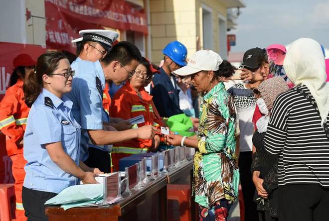 下跪求饶倒地装死，高呼“警察打人”，难坏了一线民警