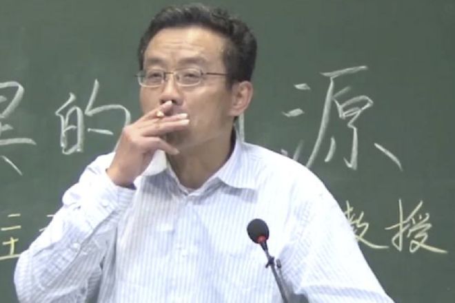 复旦教授课堂上吸烟，遭众家长举报！学生集体维护：你们懂什么？