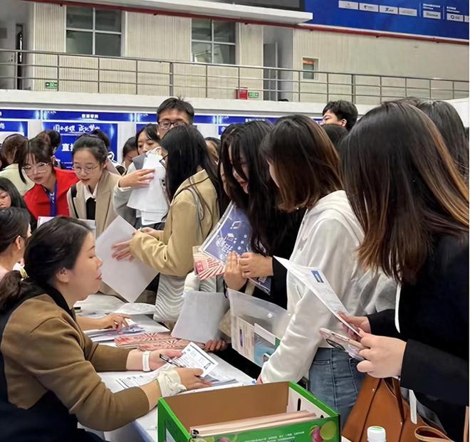 高校双选会变成“零选会”，700多人投简历，企业为何一个没录用