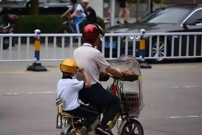 新时代的小学生，走路上学也要戴头盔？领导和家长的说法又矛盾了