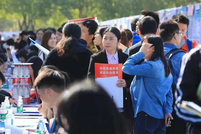 闹心！秋招会一上午，学生递交了上万份简历，而签约的却仅仅90人