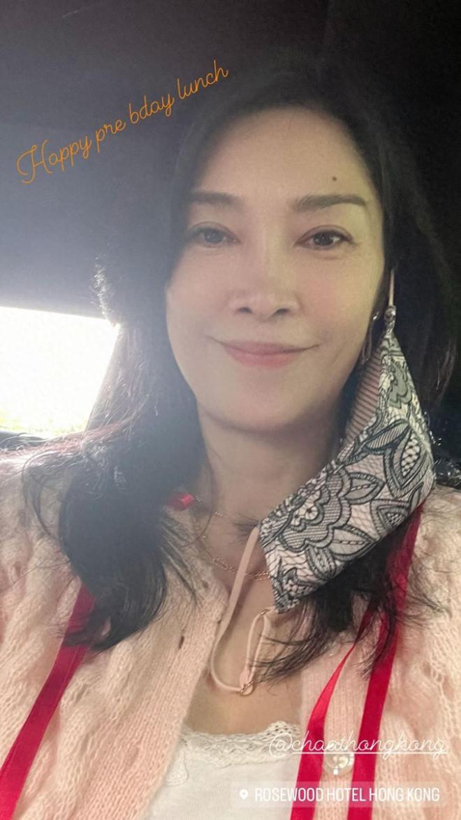 李克勤老婆晒美照庆50岁！皮肤白里透红清纯似水，婚后掌财政大权