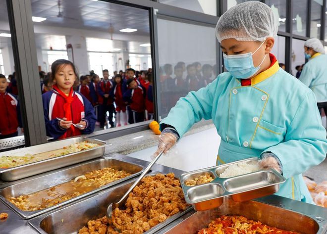 小学食堂再现“老鼠疑云”，老师坚称是兔头，学校解释却难服众