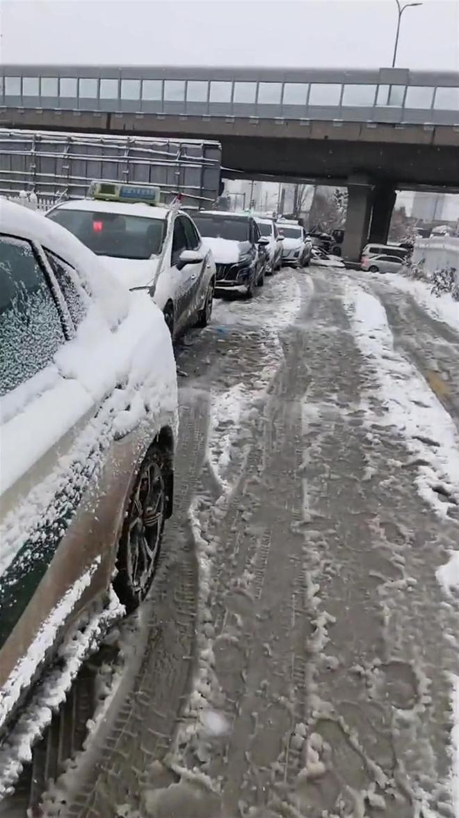 聚焦长春电动出租车雪后换电难：去年排队十多个小时的司机，今年还焦虑吗？