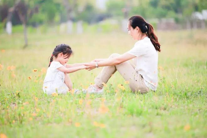 “妈，快帮我倒杯水！”你的反应，决定孩子的一生