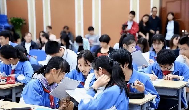 衡水字体VS钱学森字体，对比后一目了然，学霸像自带打印机？