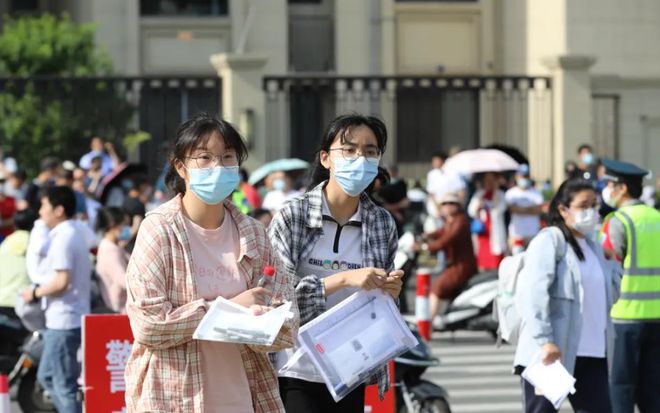 家长帮高考生选城市，张雪峰给出4个维度，能占3条就是好地方