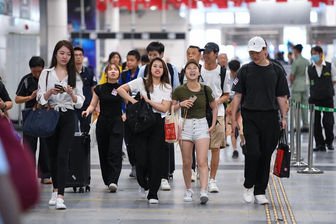 新媒：香港民众“爆买”深圳各大超市