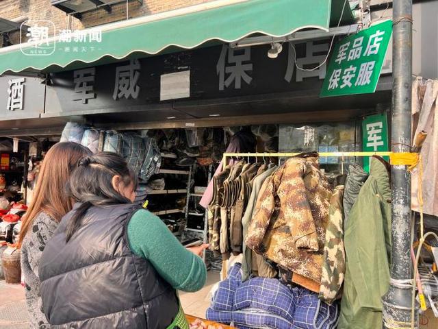 军大衣的风火到了浙江？劳保店老板：这届大学生是懂省钱的