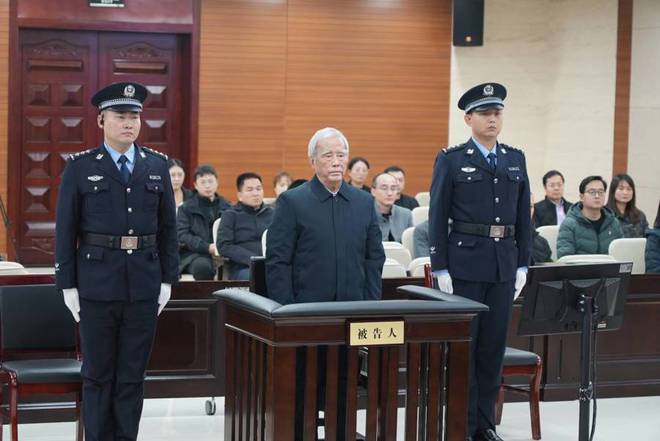 致国有资产损失超56亿，南通市原副市长陈晓东一审获刑14年半